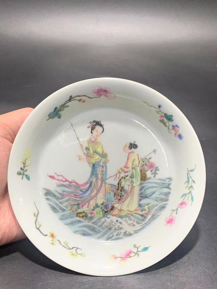 Qing Yongzheng pastel character story plate: Qing Yongzheng pastel character story plate, diameter 15.5 cm