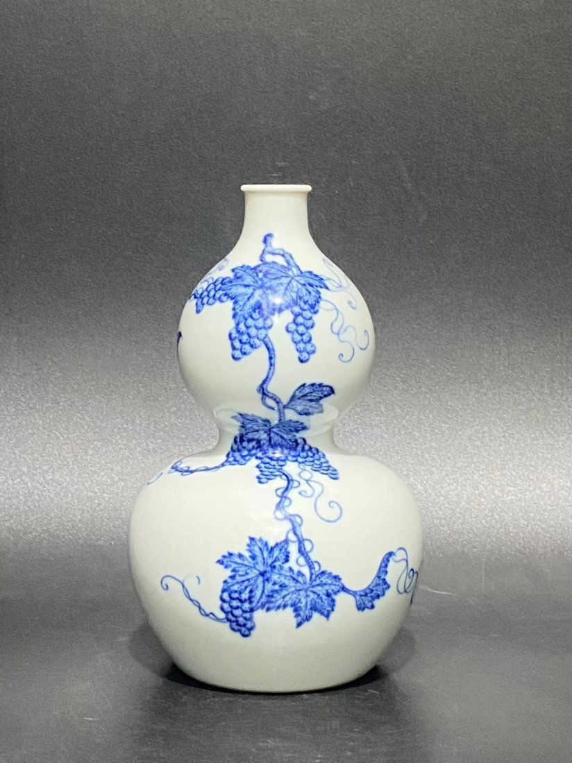 Blue and white squirrel-grape gourd bottle from the Yongzheng period of the Qing Dynasty: Blue and white squirrel-grape gourd bottle from the Yongzheng period of the Qing Dynasty, 17 cm high
