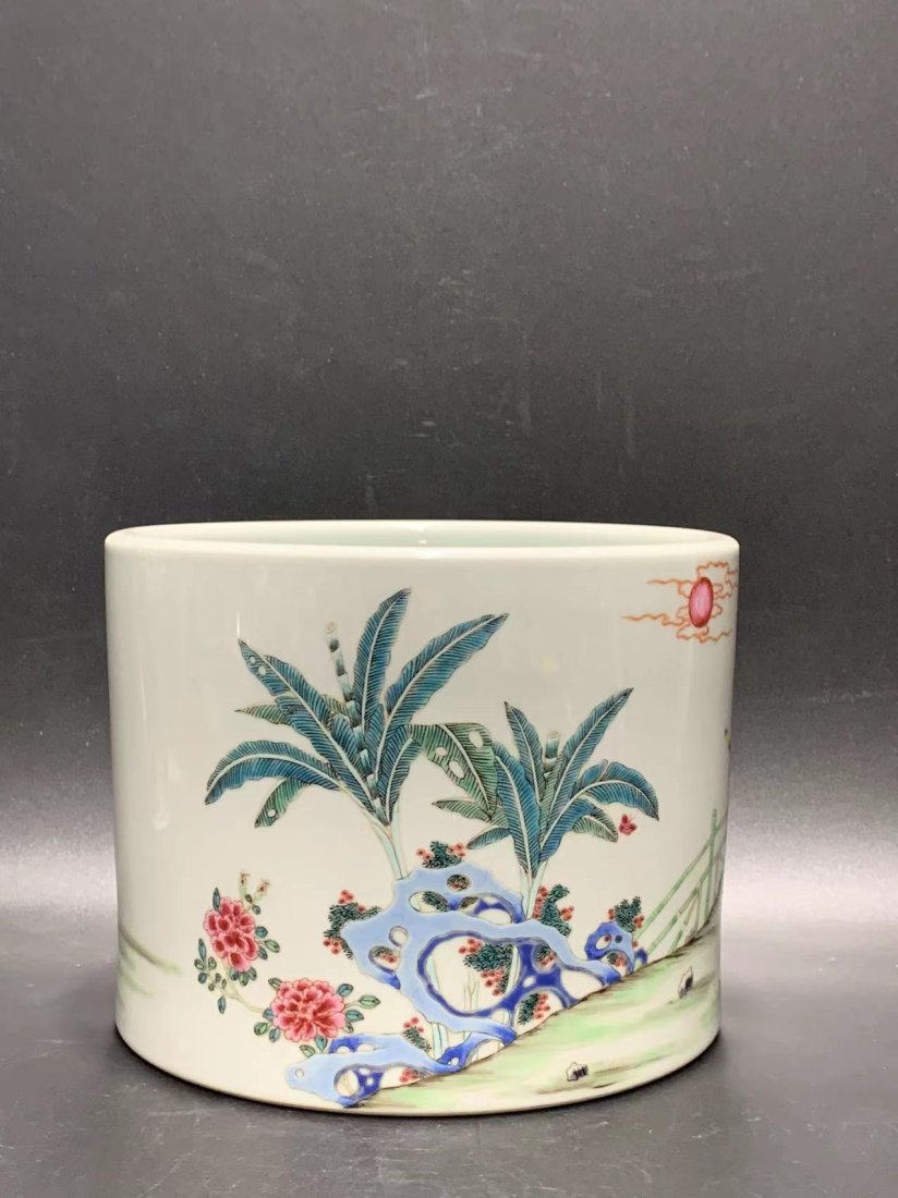 Qing Yongzheng pastel Sanniang Jiaozi pen holder: Qing Yongzheng pastel Sanniang Jiaozi pen holder, height 15.5 cm, diameter 19.5 cm