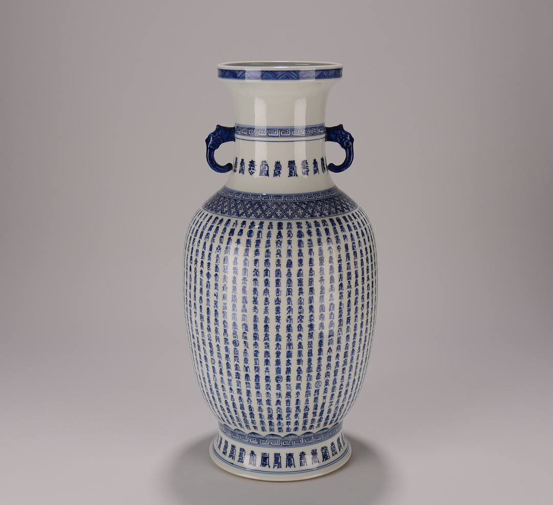 An old collection of Qing Kangxi blue and white elephant ear vase with the character Wanshou: An old collection of Qing Kangxi blue and white elephant ear vase with the character Wanshou!Dimensions high 52 wide 25