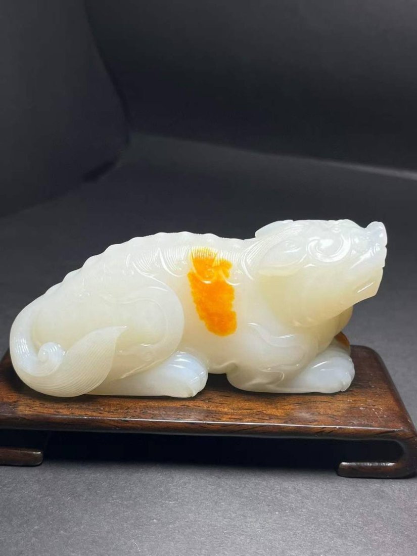 An old collection of Hetian jade from the Ming and Qing Dynasties: An old collection of Hetian jade from the Ming and Qing Dynasties. The size is 105×38×50mm, and the weight is 306 grams.