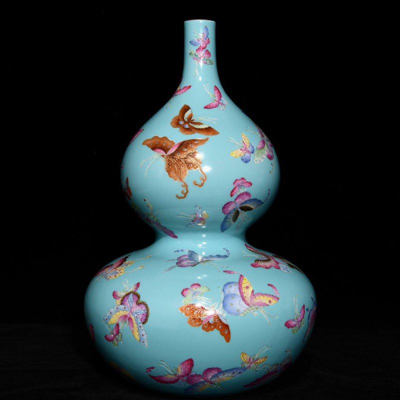 Yongzheng turquoise glaze pastel gourd bottle with butterfly pattern: Yongzheng turquoise glaze pastel gourd bottle with butterfly pattern, height 32cm and diameter 21cm.