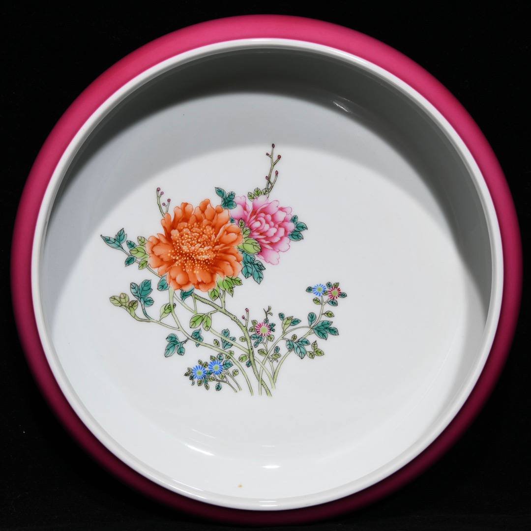 Yongzheng rouge ground pastel floral pattern wash: Yongzheng rouge ground pastel floral pattern wash, height 7cm and diameter 24cm.
