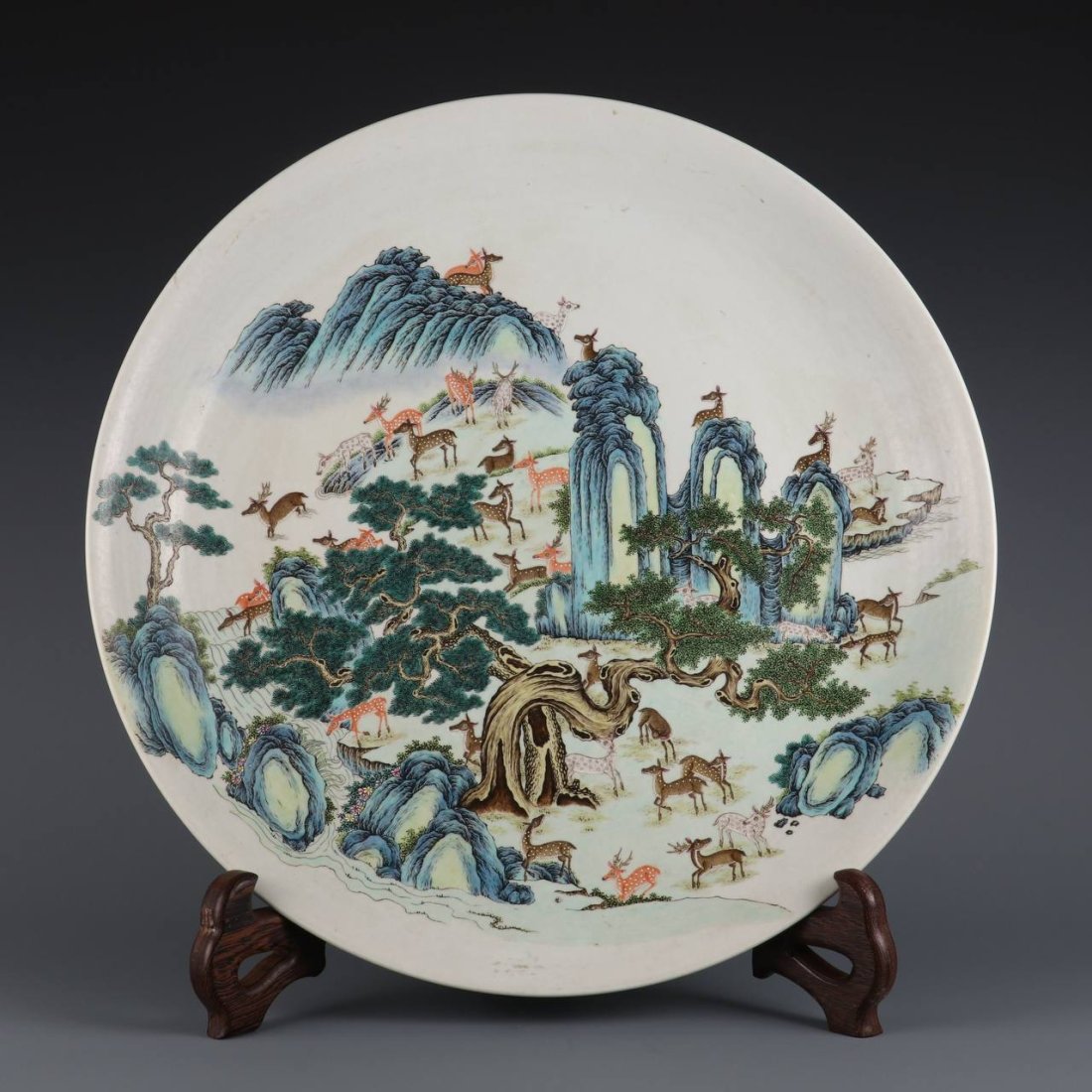A large famille rose plate with a hundred deers made during the Qianlong reign of the Qing Dynasty: A large famille rose plate with a hundred deers made during the Qianlong reign of the Qing Dynasty. Size: height 7.5cm, mouth diameter 50.8cm