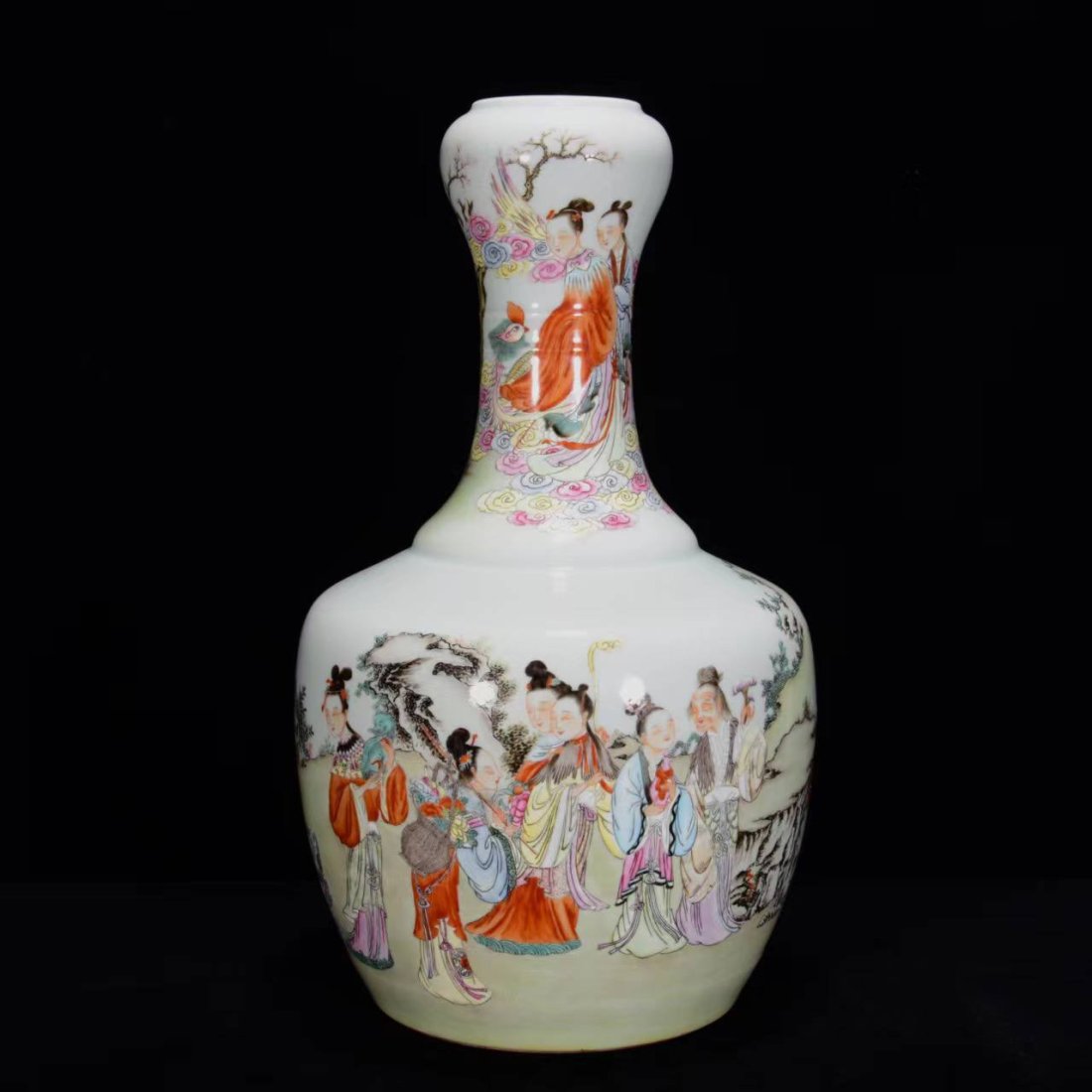 Qing Yongzheng period pastel garlic bottle with figure pattern: Qing Yongzheng period pastel garlic bottle with figure pattern 35*19
