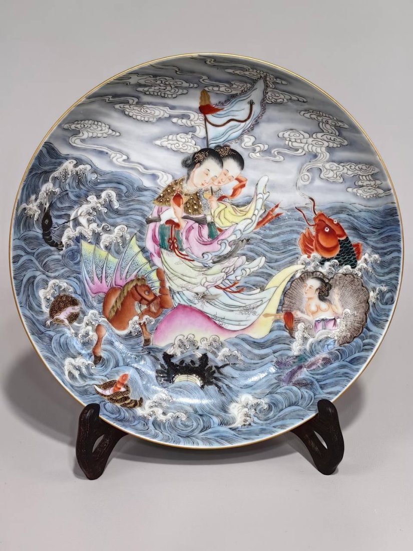 Qing Yongzheng style pink water-filled palace plate with Jinshan Temple pattern: Height 4.3 centimeters, diameter 20.6 centimeters, Qing Yongzheng style pink water-filled palace plate with Jinshan Temple pattern.