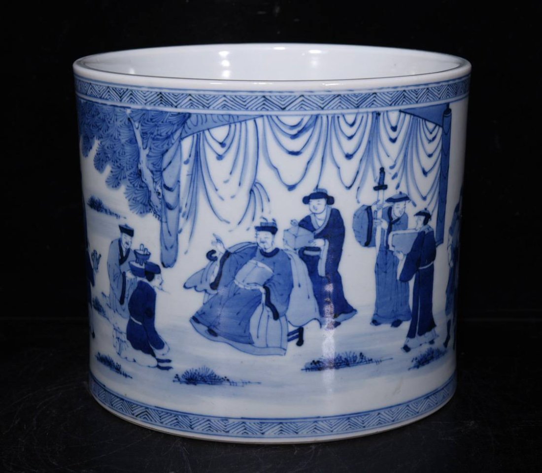 Qing Kangxi character story pattern pen holder: Qing Kangxi character story pattern pen holder size 16.5*19.5 cm