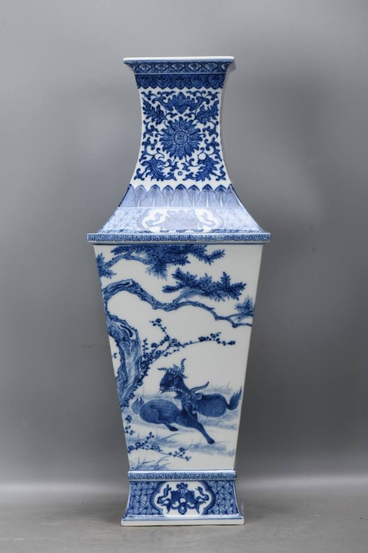Qianlong blue and white three-goat Kaitai square inlay of the Qing Dynasty: Qianlong blue and white three-goat Kaitai square inlay of the Qing Dynasty, 51 cm high, 12 cm diameter, 19.7 cm belly diameter, 13.4 cm bottom diameter