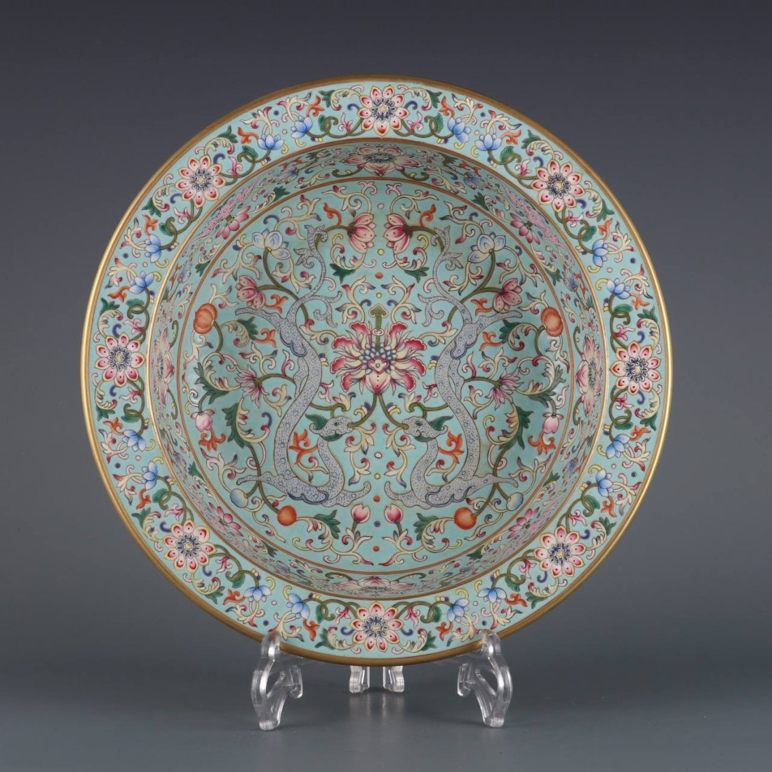 Turquoise green space pastel dragon pierced flower folding rim basin made during the Qianlong period: Turquoise green space pastel dragon pierced flower folding rim basin made during the Qianlong period of the Qing Dynasty. Size: height 7.5cm, diameter 28.3cm