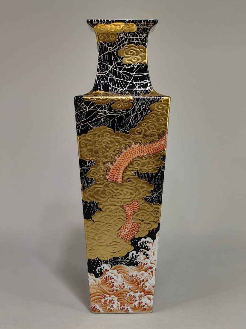 Qianlong period of the Qing Dynasty, Yangcai gold-inlaid alum red Canglong godson pattern: Height 34.5 cm, diameter 11.8 cm, Qianlong period of the Qing Dynasty, Yangcai gold-inlaid alum red Canglong godson pattern square inlay.