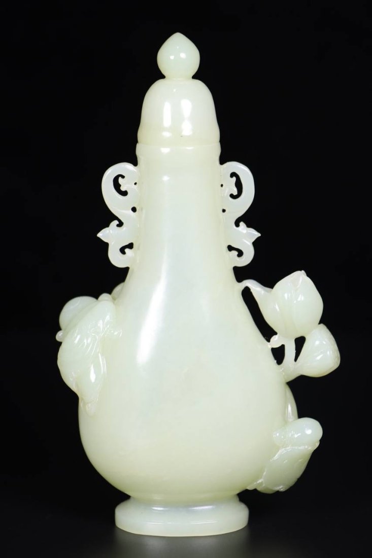 A rare old collection of Hetian jade: A rare old collection of Hetian jade. Bottle. Thick patina, exquisite craftsmanship, details as shown. Length: 8 cm, width: 4 cm, height: 15.5 cm, weight: 196 g.