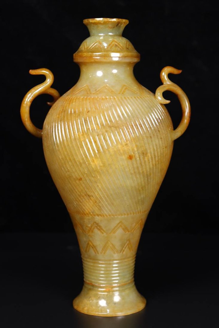 A rare old collection of Hetian jade bottle: A rare old collection of Hetian jade bottle. Thick patina, exquisite craftsmanship, details as shown. Length: 15 cm, width: 11 cm, height: 25 cm, weight: 673 g.
