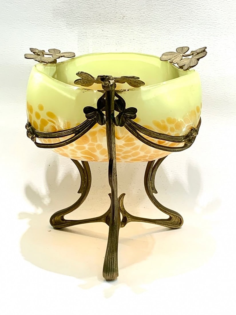 Art Nouveau Centerpiece: Artist: Attributed to Loetz Period: 19th century Style: Art Nouveau Condition: Very good condition Material: Glass Diameter: 19cm Height: 19.5cm