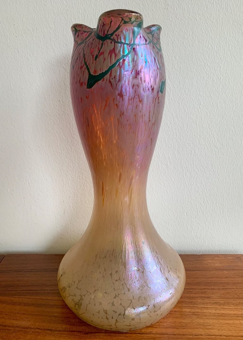 Art Nouveau Vase In Iridescent Glass: Artist: Attributed to Johan Loetz (1880-1940) Period: 19th century Style: Art Nouveau Condition: Perfect condition Material: Glass Height: 33cm