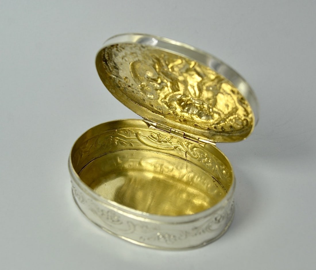 Silver Pill Box, Germany Hanau Circa 1900: Period: 19th century Style: Louis XIV - Regency Condition: Very good condition Material: Solid silver Length: 6.4 cm Width: 4.7 cm Height: 2.0 cm