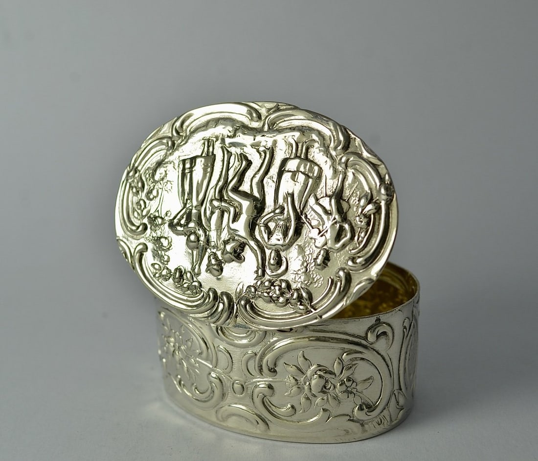 Silver Pill Box, Germany Hanau Circa 1900: Period: 19th century Style: Louis XV - Transition Condition: Very good condition Material: Solid silver Length: 6 cm Width: 4.2 cm Height: 2.7 cm