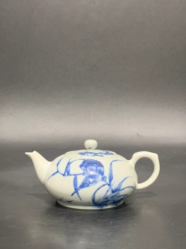 Blue and white bird-and-flower pot from the Republic of China: Blue and white bird-and-flower pot from the Republic of China, 6.5 cm high, 14.5 cm long