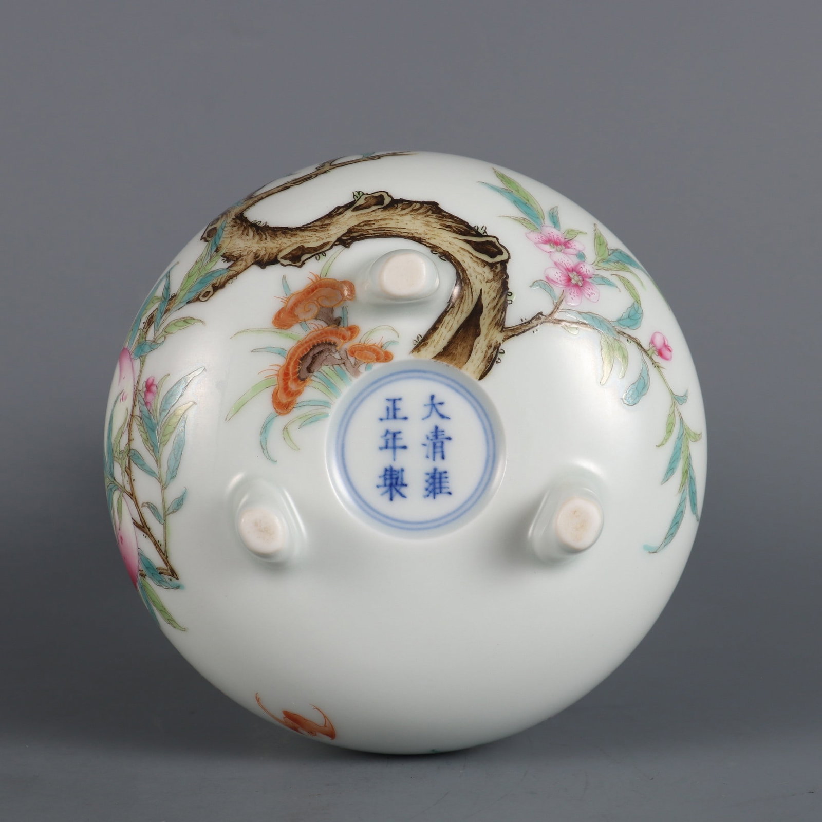 Qing Dynasty Yongzheng Period Famille Rose Eight Peach Pattern Three-legged Mustard Vase: Size: Height 15.5cm Diameter 9cm Mouth 5.2cm