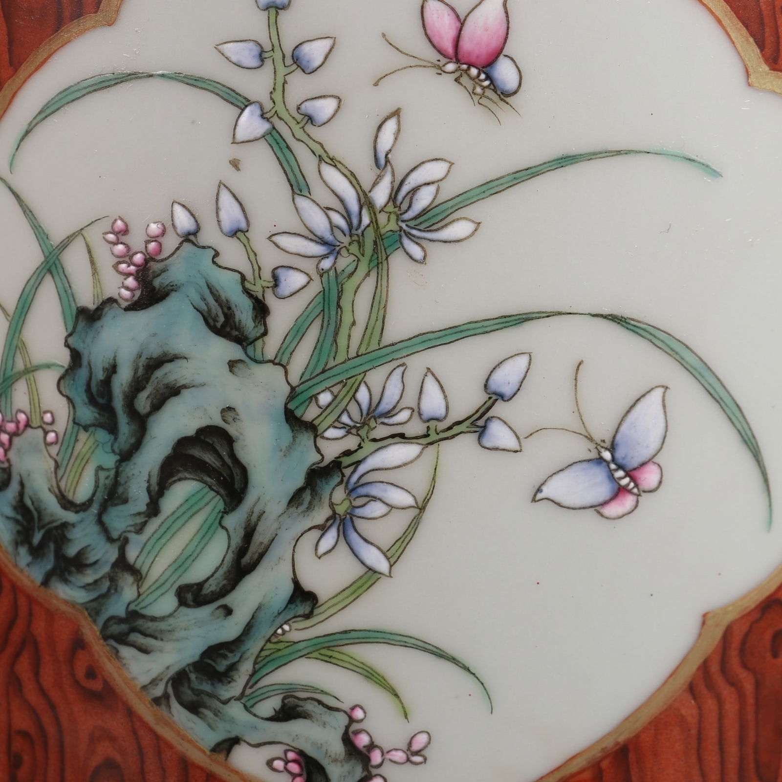 famille rose floral pattern pen holder made in the Qianlong period of the Qing Dynasty (1 of 9)