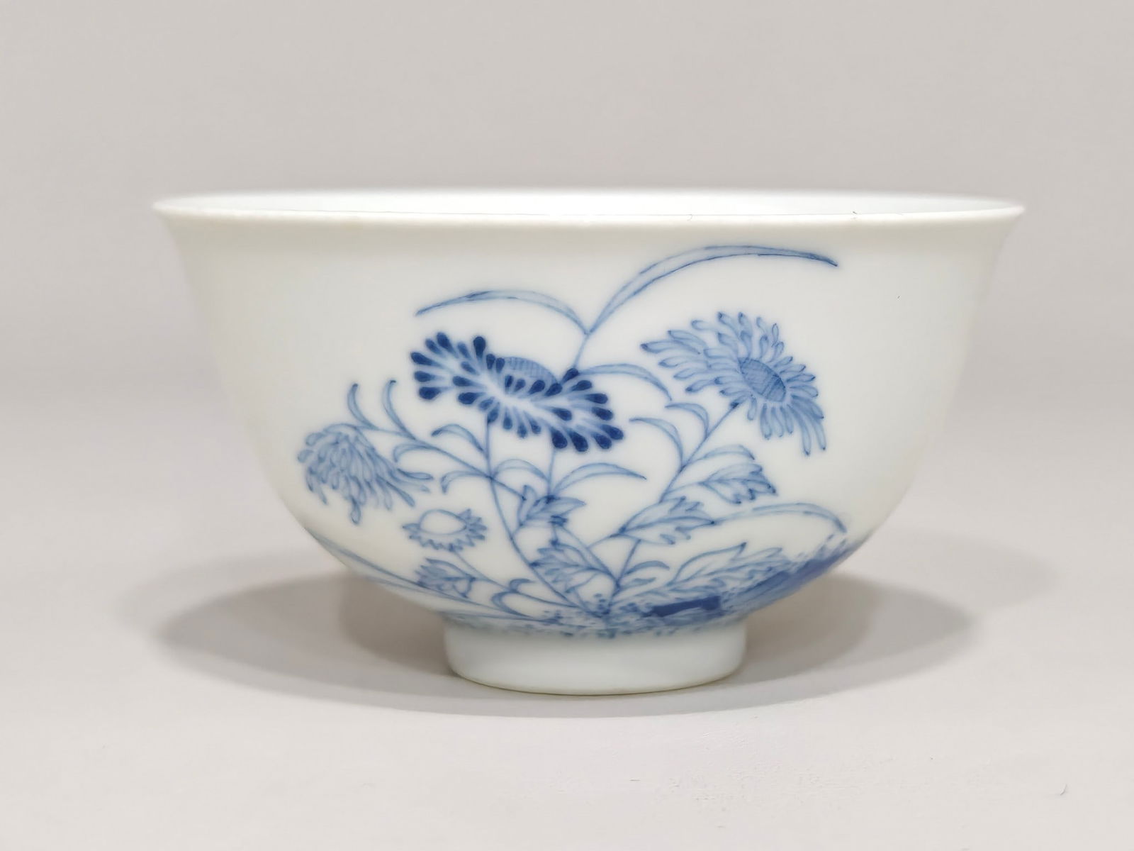a flat-bottomed cup with blue and white floral pattern from the Yongzheng period of the Qing Dynasty (1 of 9)