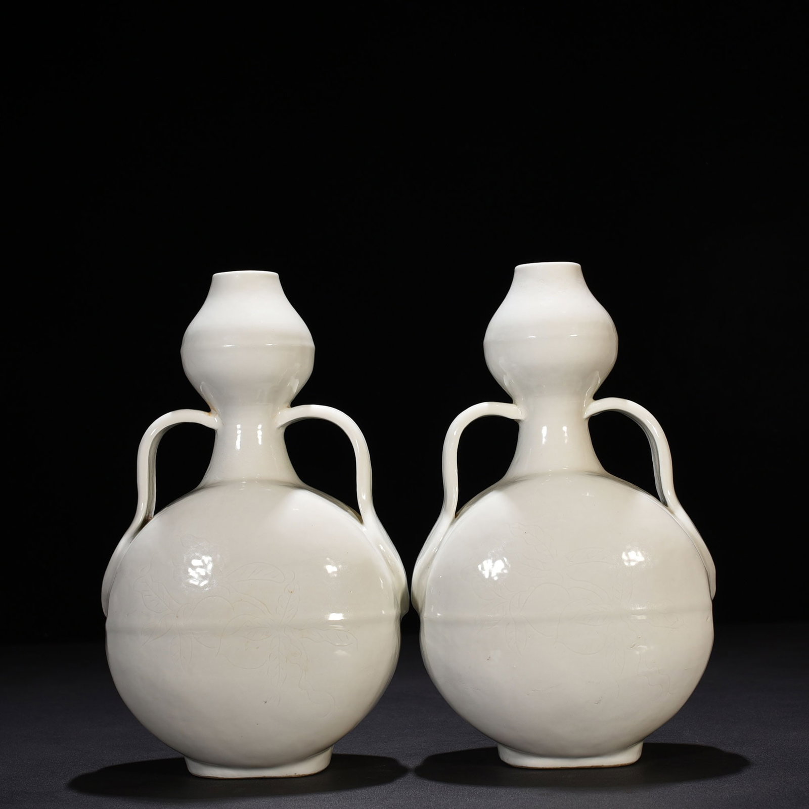 Ming Yongle sweet white glaze engraved broken branch flower and fruit pattern brocade gourd flat: 27*16 cm