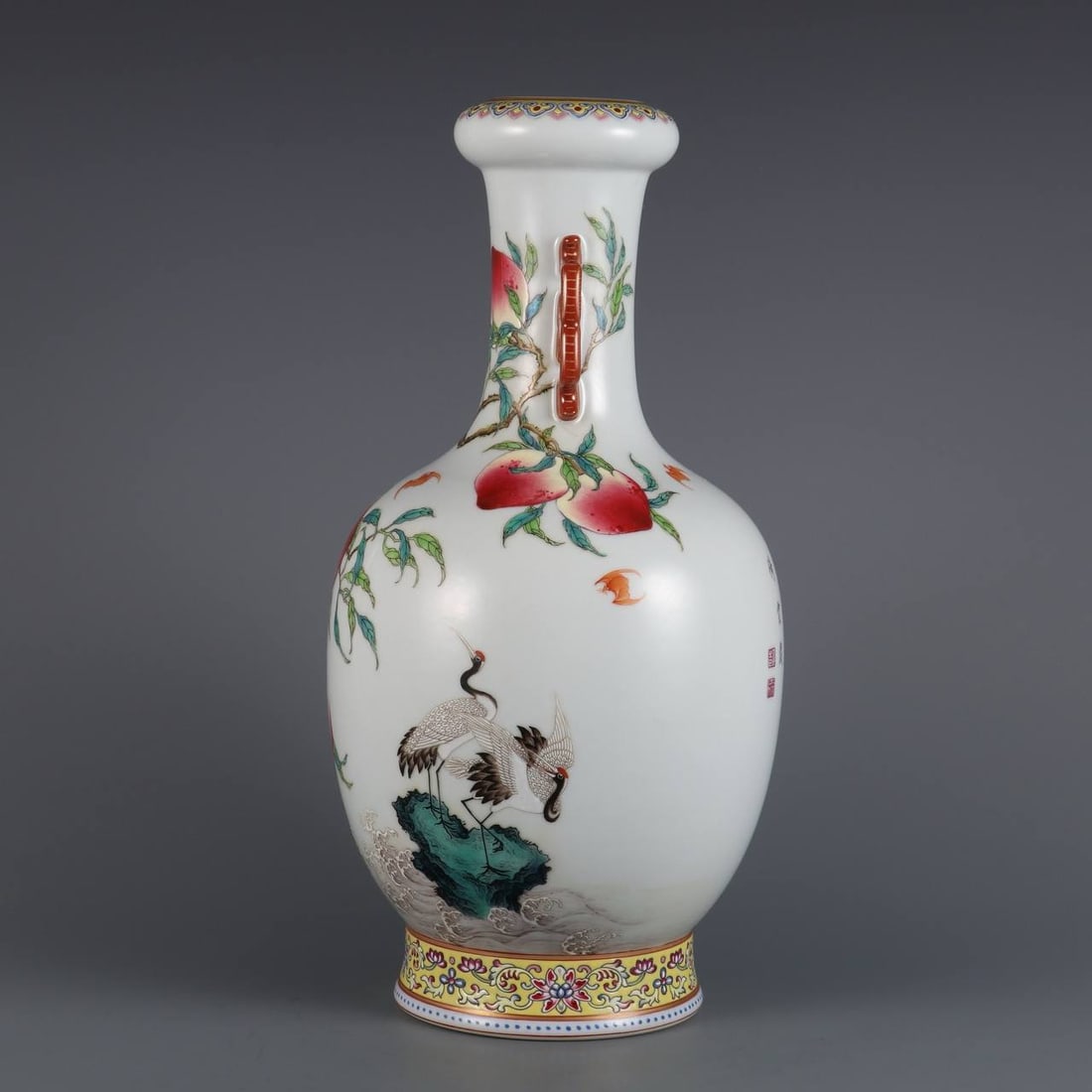 Qing Dynasty Qianlong period pink enamel Fu Shou Shan Hai double handle appreciation vase: Qing Dynasty Qianlong period pink enamel Fu Shou Shan Hai double handle appreciation vase size: height 35cm belly diameter 16.5cm diameter 5.5cm
