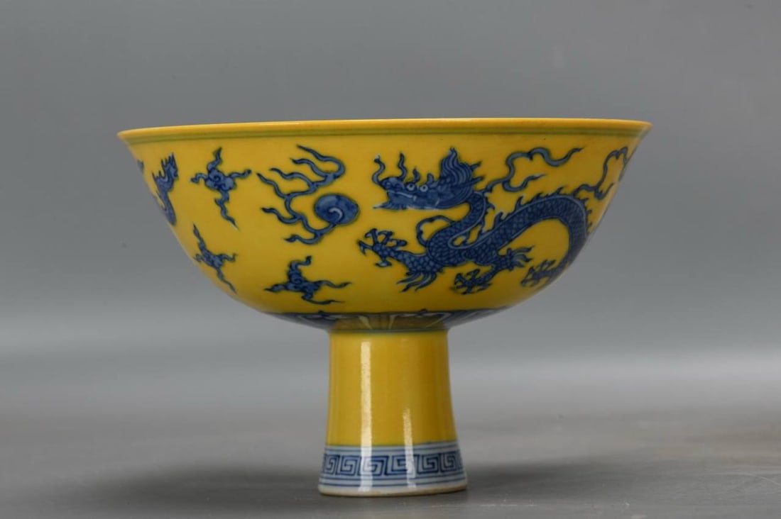 Ming Dynasty, Chenghua yellow-glazed blue and white dragon-patterned high-footed bowl: Ming Dynasty, Chenghua yellow-glazed blue and white dragon-patterned high-footed bowl, height 10.5 cm, diameter 15.2 cm, bottom diameter 4.2 cm