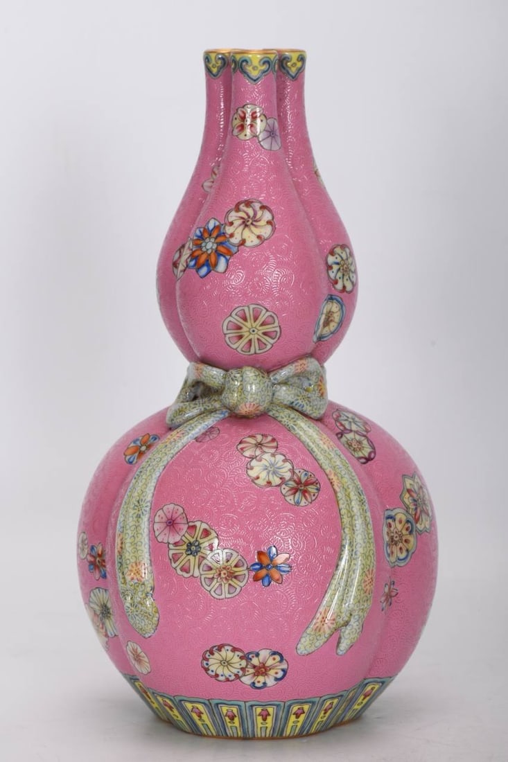 Qing Dynasty, Qianlong period, enameled powder ground bottle (1 of 8)