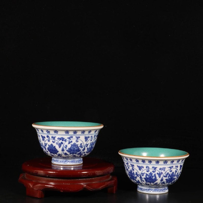 Qing Qianlong blue and white gold-painted floral pattern hand-pressed cup (1 of 9)