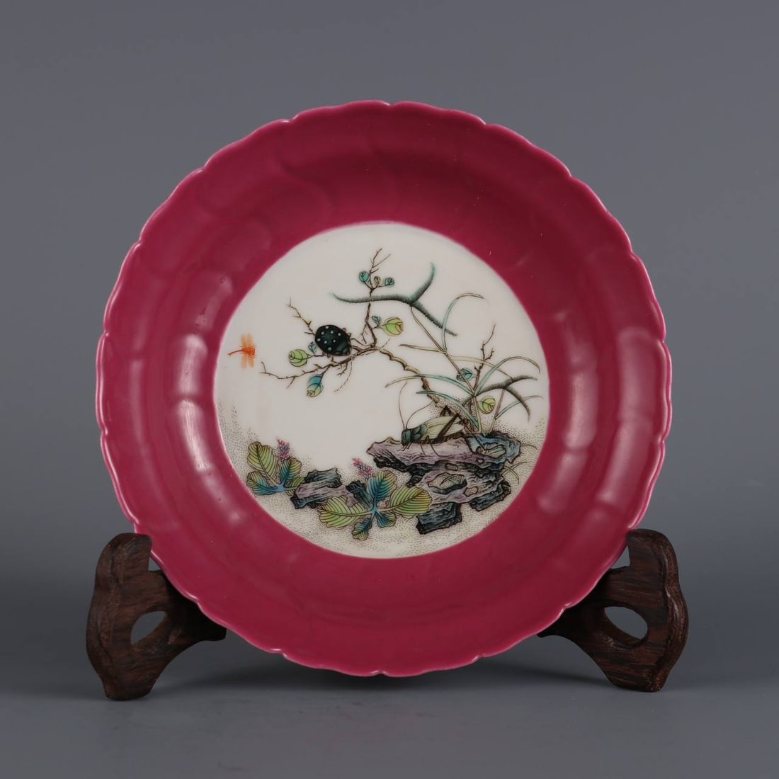 Rouge-red glaze plate with Cordyceps pattern and chrysanthemum petals, made in the Qianlong period (1 of 9)