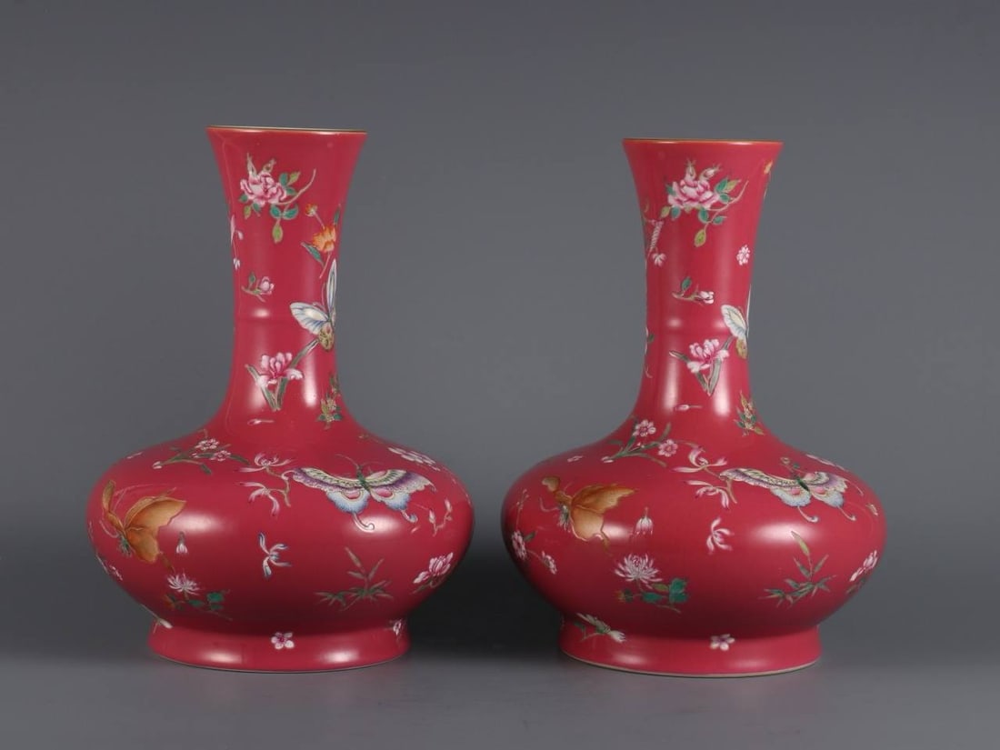 A pair of rouge-red pastel-colored butterfly-loving flower vases made in the Yongzheng period (1 of 10)