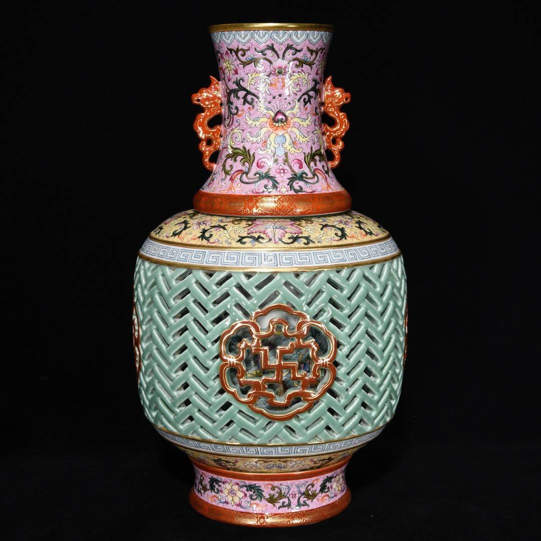 Qing Qianlong celadon hollow enamel flower pattern revolving vase (1 of 9)