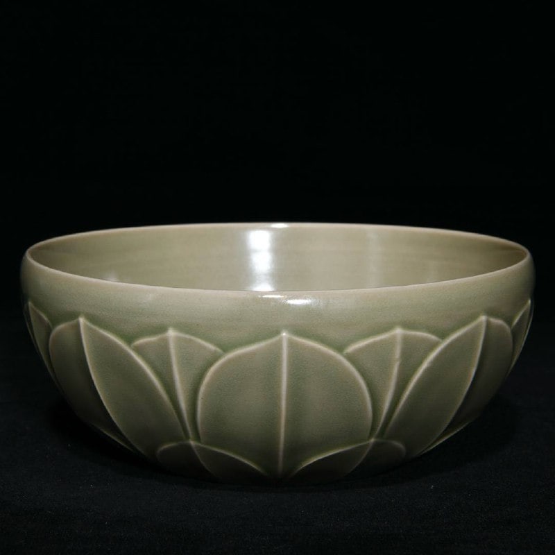 Yue kiln carved lotus bowl: Yue kiln carved lotus bowl, height 7cm diameter 16.6cm,