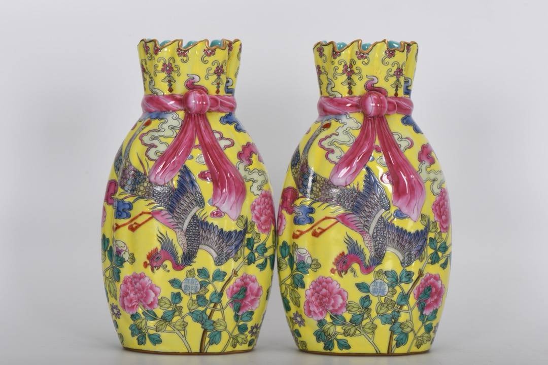 Qing Dynasty, Qianlong period, enameled yellow ground phoenix wearing peony wrapped vase: Qing Dynasty, Qianlong period, enameled yellow ground phoenix wearing peony wrapped vase, height 18.5 cm, diameter 6 cm, belly diameter 10.5 cm, bottom diameter 8 cm.