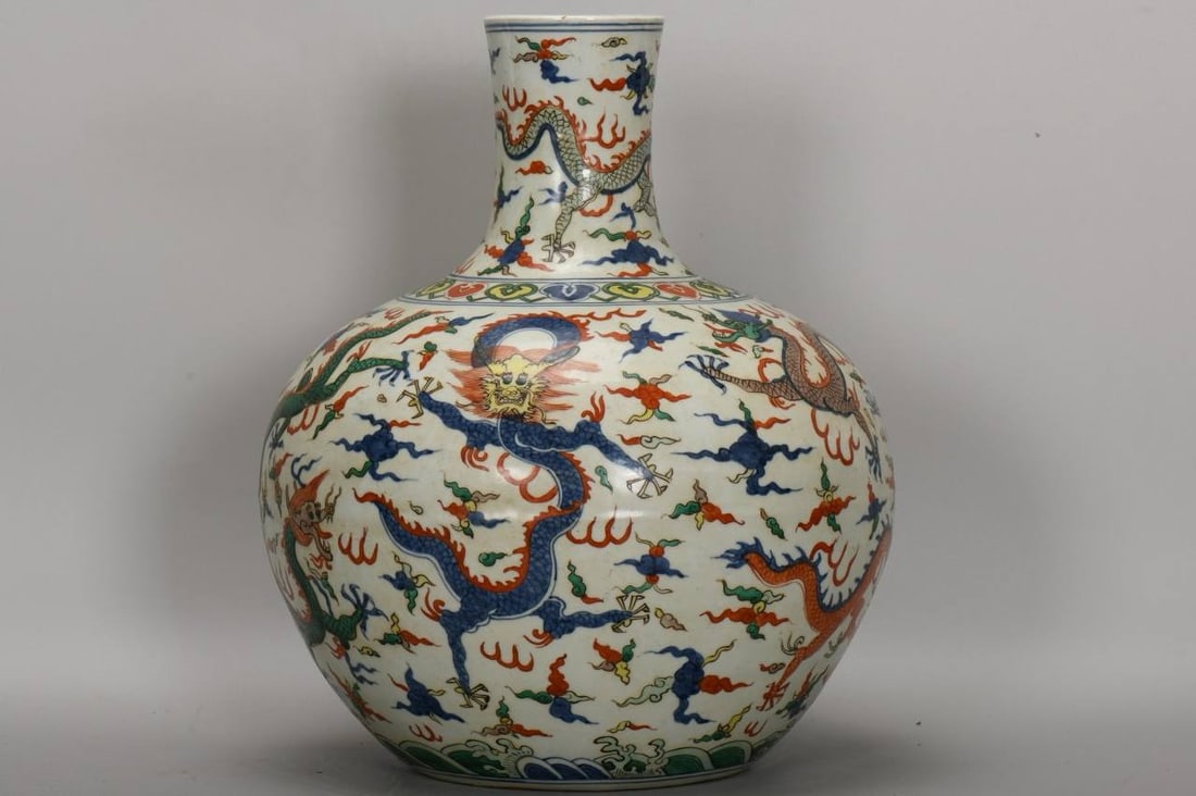 dragon-patterned celestial globe vase with poems from the Jiajing period of the Ming Dynasty (1 of 7)