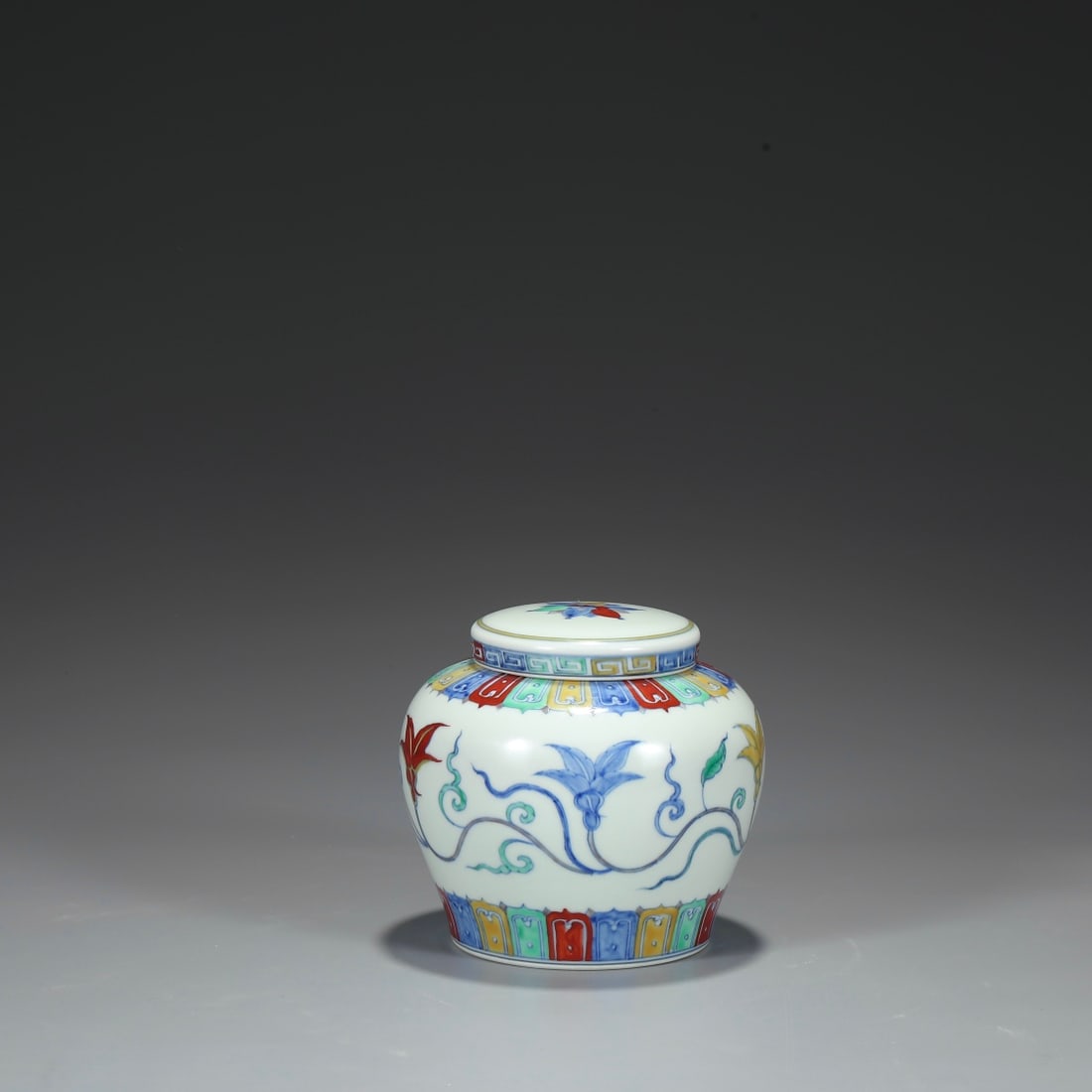 Old collection of Ming Chenghua Doucai twined flower cover jar (1 of 8)
