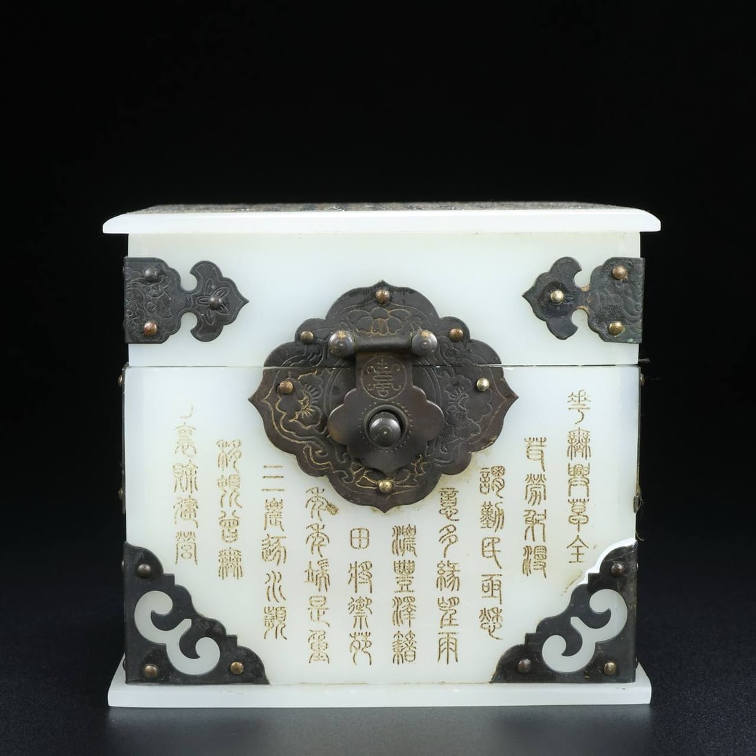 Old collection of Hetian jade box seal: Old collection of Hetian jade box seal, this collection has a thick and natural skin, delicate and warm jade, the color is deep and diffuse, the carving skills are exquisite, the knife skills are skil