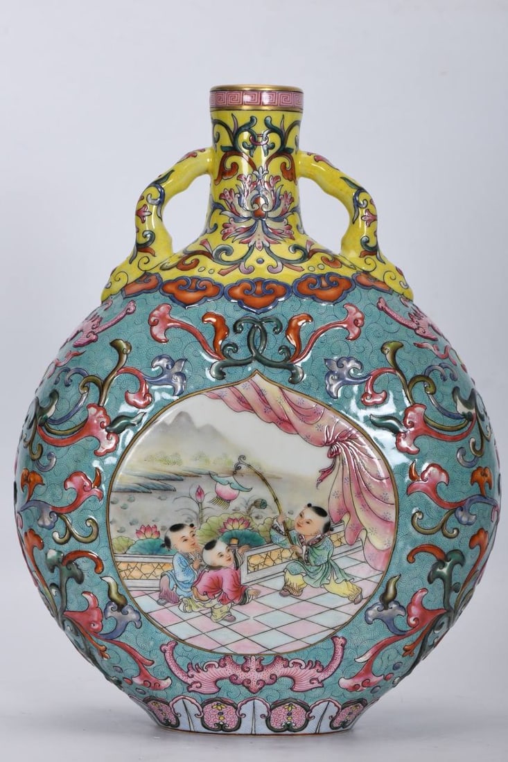 Qing Dynasty, Qianlong period, enameled carved phoenix tail grass window with a picture of children: height 27.5 cm, diameter 4 cm, belly diameter 21 cm, bottom diameter 8.5 cm