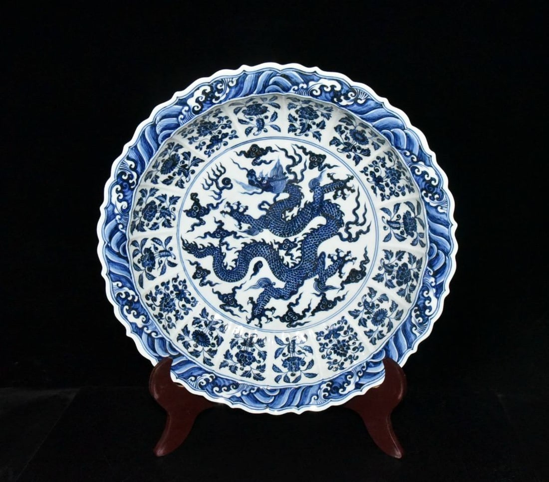 Ming Dynasty Xuande Blue and White Flower Dragon Pattern Melon Ridge Plate (1 of 9)