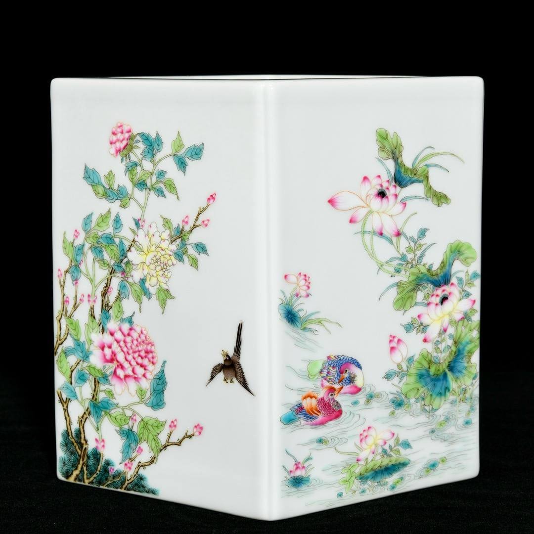 Qing Dynasty Qianlong famille rose diamond-shaped pen holder with four seasons floral pattern (1 of 9)