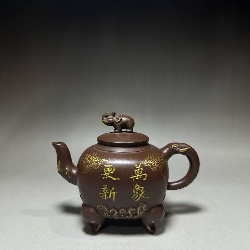 Fine Collection Gold-painted Purple Clay Teapot: Fine Collection Gold-painted Purple Clay TeapotBottom: Jiang JianjunMaterial: Purple ClayCapacity: 300ccSize: 15/11cm