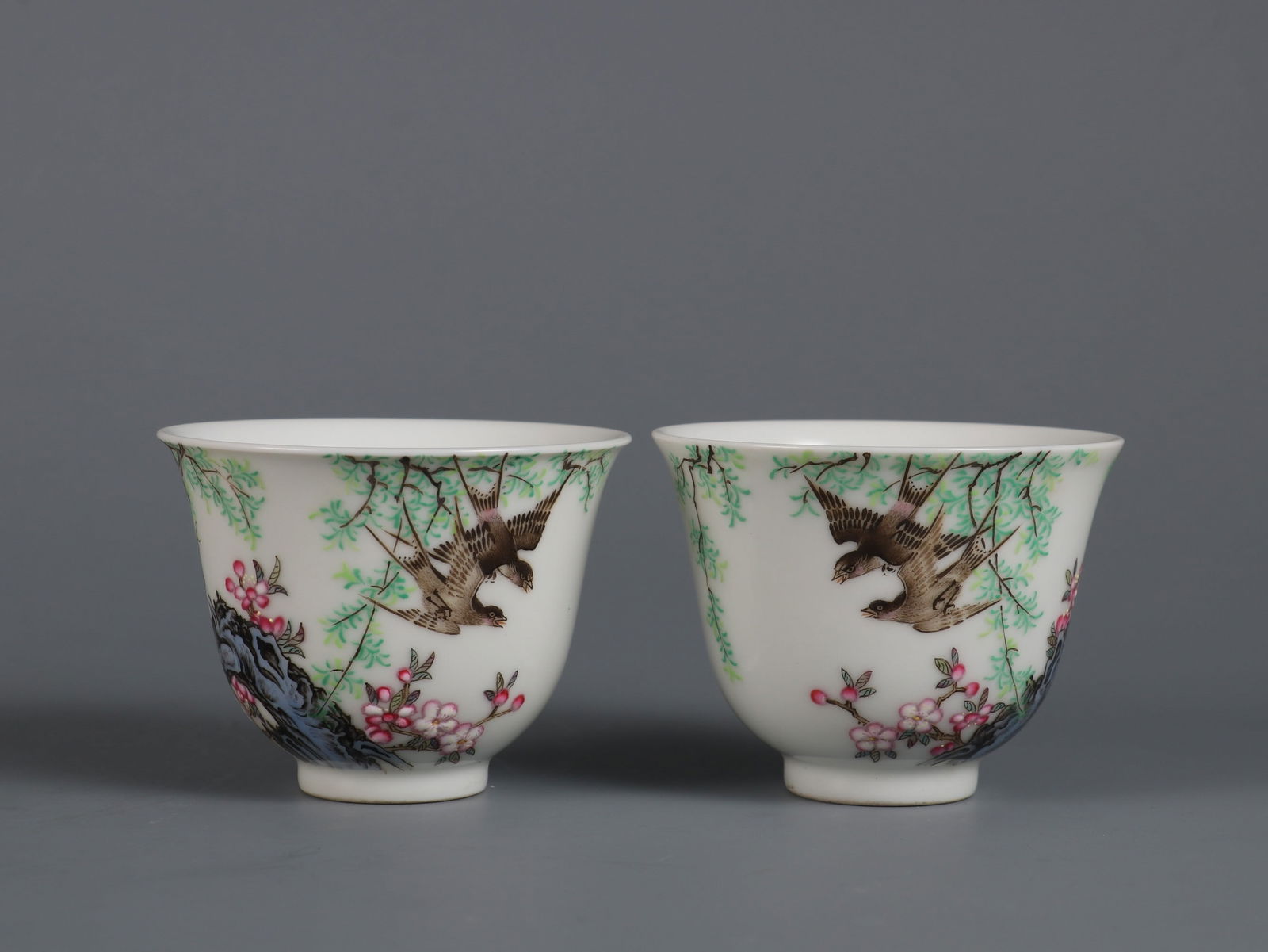 A pair of enamel apricot forest spring swallow bell cups made in the Yongzheng period of the Qing: Size: height 5cm diameter 6.5cm