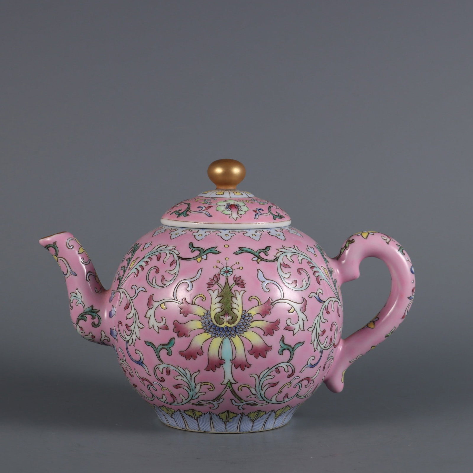Teapot with rouge powder ground and passionflower pattern made in Qianlong period of Qing Dynasty: Size: height 13.8cm diameter 18.5cm lid diameter 5.2cm