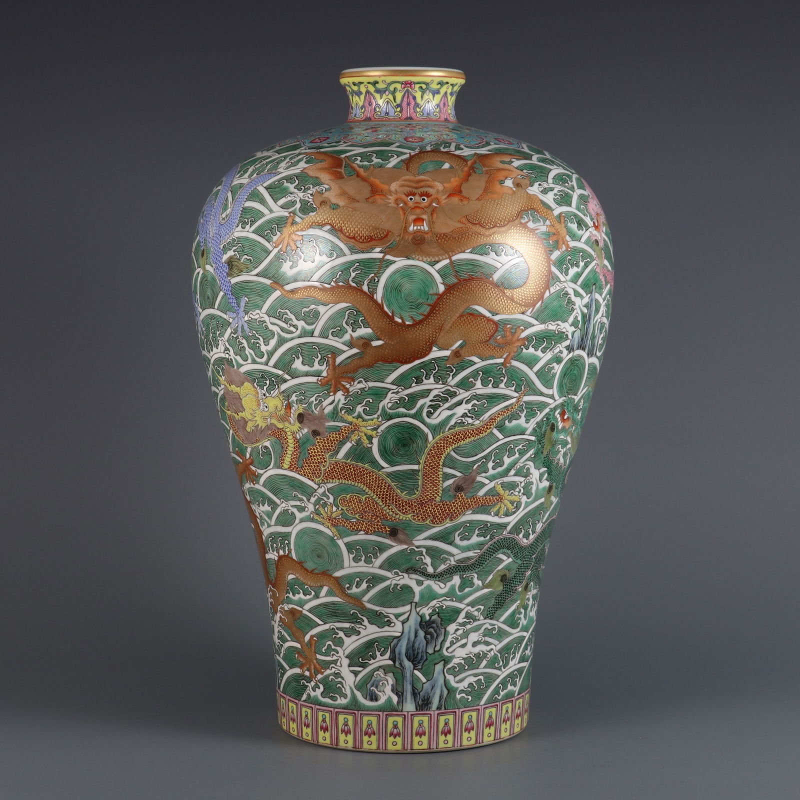 Large plum vase with nine dragon patterns in pink enamel on seawater made in the Yongzheng period of (1 of 9)