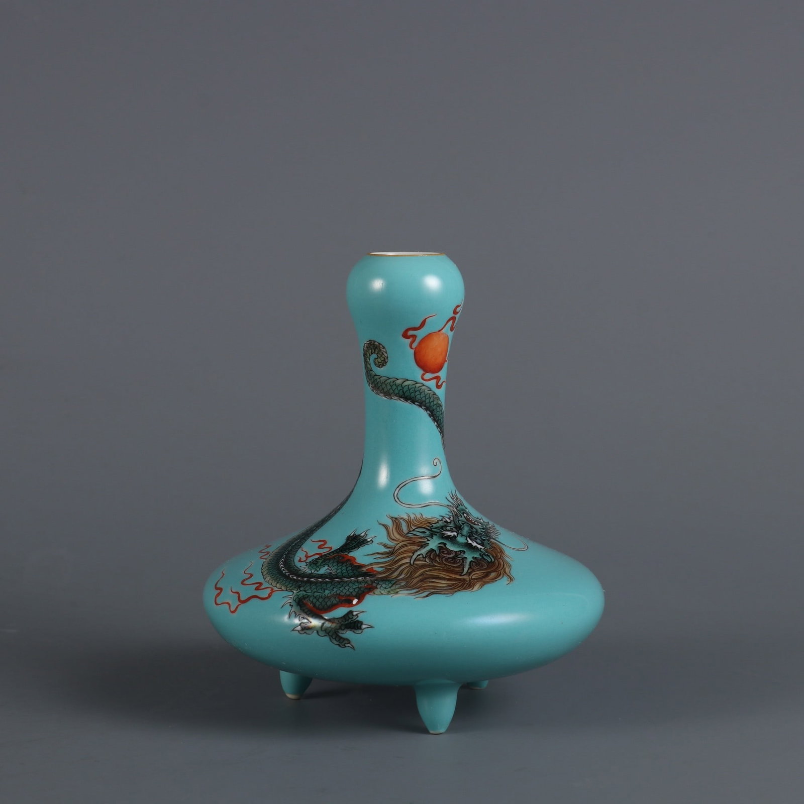 Qing Dynasty Qianlong period turquoise green ground pink enamel cloud dragon pattern three-legged: size: height 10.5cm belly diameter 9.5cm
