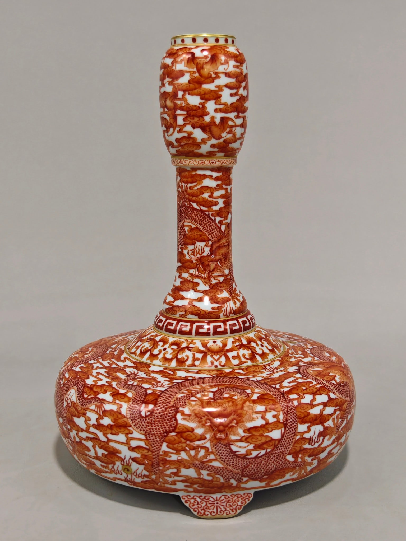 A garlic vase with a five-dragon play-bead pattern painted in alum red and painted in gold Qianlong: height 24 cm, diameter 18 cm
