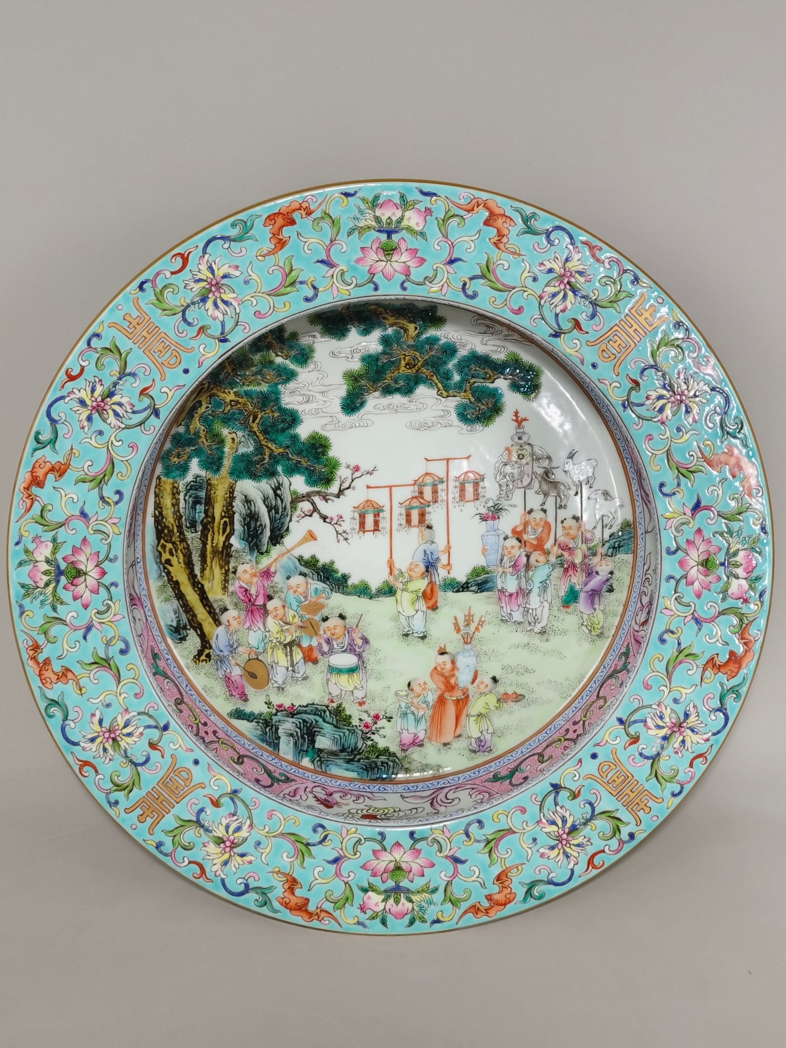 A Qing Dynasty Qianlong period-marked cornucopia with a pink-glazed lotus pattern and a window with: 9.5 cm high and 36 cm in diameter.