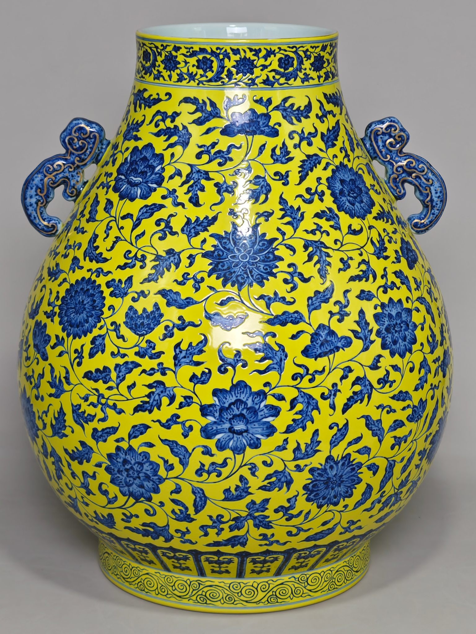 A blue and white lotus-shaped vase with a yellow bottom made in the Qianlong period of the Qing: 49 cm high and 38 cm in diameter.