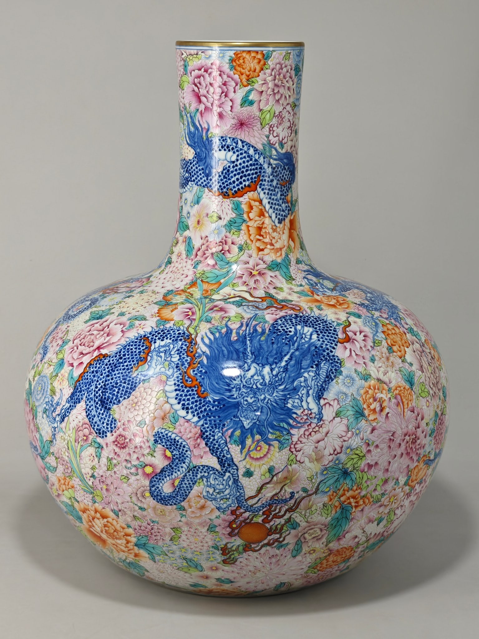 This celestial globe vase with a five-dragon-crossing-flowers pattern was made during the Qianlong: 50 cm high and 40 cm in diameter.