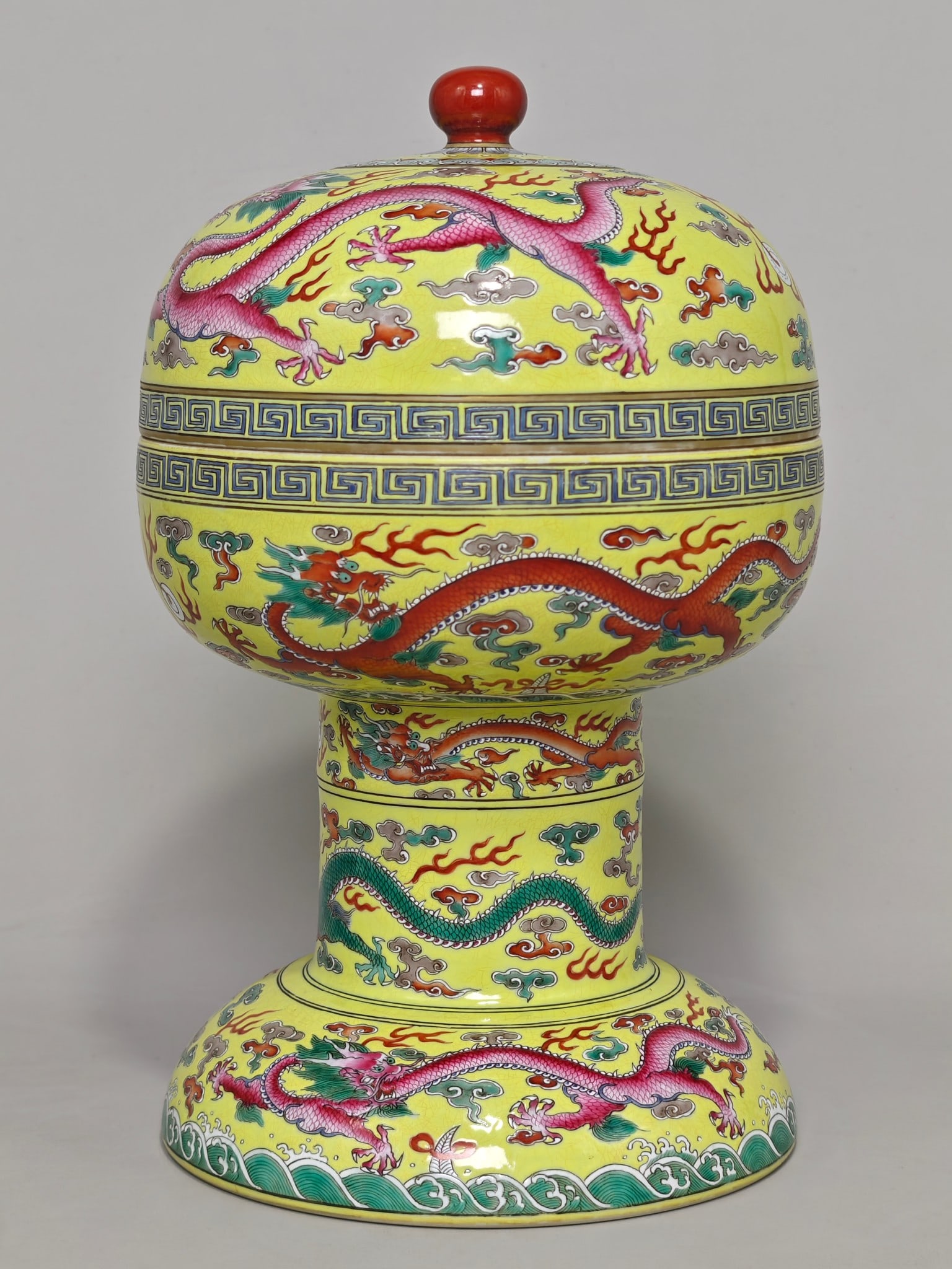 Qing Dynasty Guangxu period mark yellow background with nine dragons playing with pearls in pink: Height 29 cm, diameter 18 cm